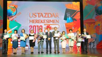 Фотография к новости: Алматыда мұғалімдерге 50,5 мың теңге көлемінде бір ретік көмек берілді