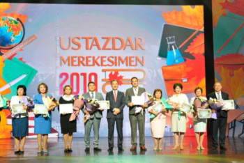 Фотография к новости: Алматыда мұғалімдерге 50,5 мың теңге көлемінде бір ретік көмек берілді