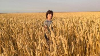 Фотография к новости: Ауыл мектебіндегі балаларды тамақпен қамтып отырған Наталья Тамбовцева