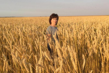 Фотография к новости: Ауыл мектебіндегі балаларды тамақпен қамтып отырған Наталья Тамбовцева