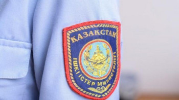 Фотография к новости: Баланы баспалдақ таянышынан төмен салбыратқан қатыгез тәрбиеші жұмыстан қуылды