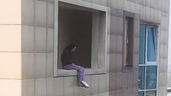 Фотография к новости: Полицейлер 20-қабаттан секірмек болған әйелді құтқарып қалды 