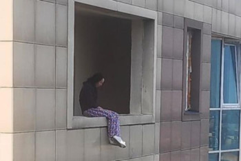 Фотография к новости: Полицейлер 20-қабаттан секірмек болған әйелді құтқарып қалды 