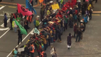 Фотография к новости: Австралия жұрты климатқа байланысты ереуілге шықты