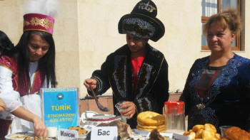 Фотография к новости: Шымкенттегі этнос өкілдері "Қазақ дастарқанын" жайды