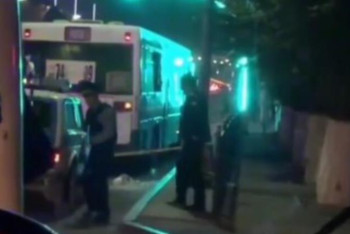 Фотография к новости: Қарағандыда бұзақылар жолаушылар автобусына оқ жаудырды 