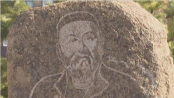 Фотография к новости: Қарқаралыда Абайдың портреті бейнеленген ескерткіш тас орнатылды