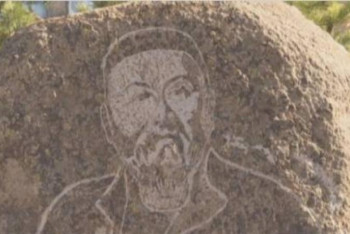 Фотография к новости: Қарқаралыда Абайдың портреті бейнеленген ескерткіш тас орнатылды