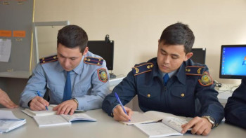 Фотография к новости: Ақтөбе облысында полицейлерді жаңа әліпбиге оқыту басталды