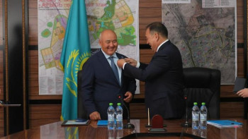 Фотография к новости: Шөкеев «Үздік әлеуметтік әріптес» медалімен марапатталды