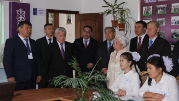 Фотография к новости: Сапарбаев Әбіш Кекілбайұлы білім алған мектепке барып, жазушының суреті бар кілем сыйға тартты