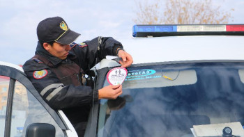 Фотография к новости: Патрульдік полицейлер көліктеріне жемқорлыққа қарсы стикерлер жапсырды