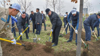 Фотография к новости: Қазақстан президенті жалпықалалық сенбілікке қатысты
