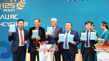 Фотография к новости: Жансүгіров шығармаларының 20 томдығының тұсауы кесілді