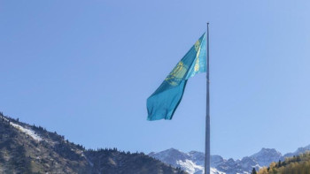 Фотография к новости: Алматыдағы Қазақстанның ең үлкен туы «Медеуде» орнатылды