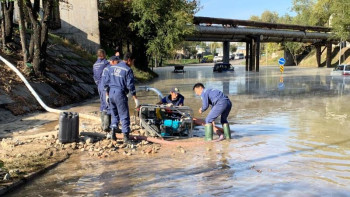 Фотография к новости: Алматыда ыстық су құбыры жарылып, 3 көлік суда қалды 