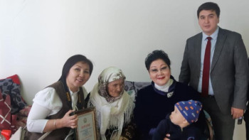 Фотография к новости: Ауыл әйелдері форумы қатысушылары 104 жастағы батыр анамен кездесті