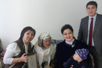 Фотография к новости: Ауыл әйелдері форумы қатысушылары 104 жастағы батыр анамен кездесті