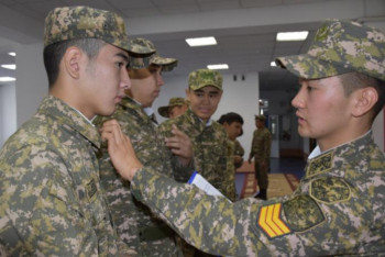 Фотография к новости: Оқушылар бір күн курсанттардың қатарында болды