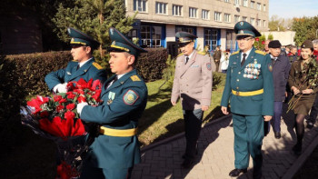 Фотография к новости: Алматыда қызметтік міндетін орындау кезінде қайтыс болған өрт сөндірушілерді еске алды