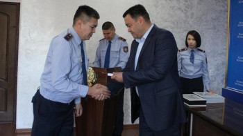 Фотография к новости: Қауіпті қылмысты ашқан полицейлер марапатталды