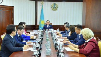 Фотография к новости: Нығматулин: Халық мәселелерін жүйелі шешу депутаттар назарында