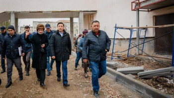 Фотография к новости: Елорда әкімі қалада салынып жатқан мектеп құрылысымен танысты