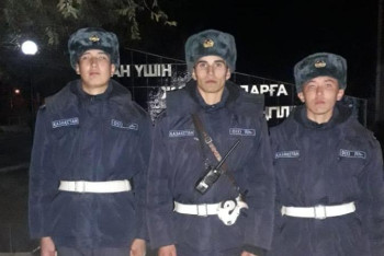 Фотография к новости: ҰҰ сарбаздары жанып жатқан адамды аман алып қалды