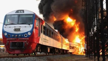 Фотография к новости: Берлинде футбол жанкүйерлері мінген пойыз өртенді