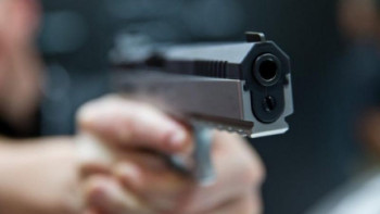 Фотография к новости: Мас болып қалған ер адам әйелін атып өлтіріп, ұлын жаралады