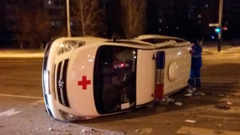 Фотография к новости: Алматыда жедел жәрдем көлігі аударылып қалды