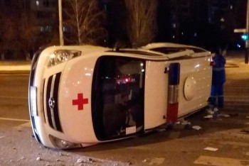 Фотография к новости: Алматыда жедел жәрдем көлігі аударылып қалды