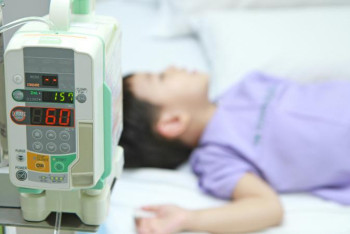 Фотография к новости: Дәрігер әкесі оқ атып, жарақаттанған баланың жағдайы туралы айтты