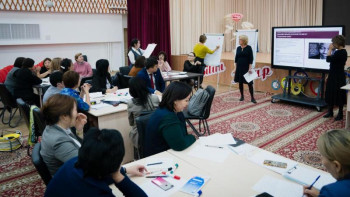 Фотография к новости: Кембридж университетінің педагогтары елордалық мұғалімдермен тәжірибе бөлісуде