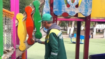 Фотография к новости: Қарағандыда балалар ойын алаңдары жөнделді 