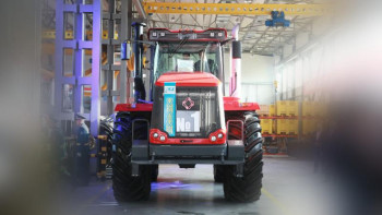 Фотография к новости: Мамин Қазақстанда алғаш рет шығарылған «Кировец» тракторын сынап көрді