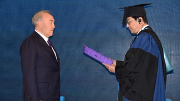 Фотография к новости: Елбасы Құрметті доктор атанды