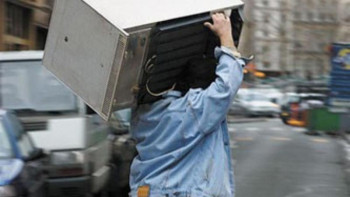 Фотография к новости: Өскеменде ұры балкон арқылы кір жуатын машинаны алып кетті