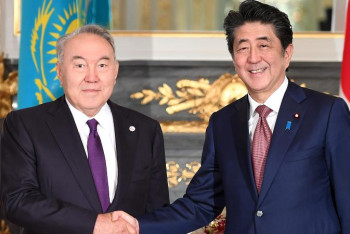 Фотография к новости: Елбасы Жапония Премьер-министрімен кездесті