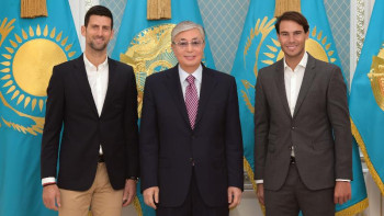 Фотография к новости: Тоқаев Рафаэль Надаль мен Новак Джоковичпен кездесті 