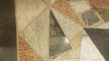 Фотография к новости: Өскеменде сауда үйдің еденін құлпытастардың бөлшектерінен төсеген