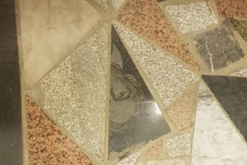 Фотография к новости: Өскеменде сауда үйдің еденін құлпытастардың бөлшектерінен төсеген