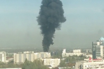 Фотография к новости: Алматыда жаңадан тұрғызылып жатқан үйден өрт шықты