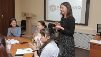 Фотография к новости: Студенттер "Болашақ" түлектерімен кездесті