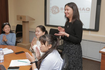 Фотография к новости: Студенттер "Болашақ" түлектерімен кездесті