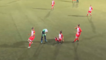 Фотография к новости: ﻿Хиджабы шешіліп кеткен футболшыға қолдау көрсеткен қарсыластары жанкүйерлерін тәнті етті 