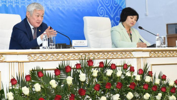 Фотография к новости: ﻿Дәрігерлер мен ұстаздар жалақысы орташа деңгейден жоғары болуы тиіс – Сапарбаев