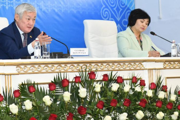 Фотография к новости: ﻿Дәрігерлер мен ұстаздар жалақысы орташа деңгейден жоғары болуы тиіс – Сапарбаев