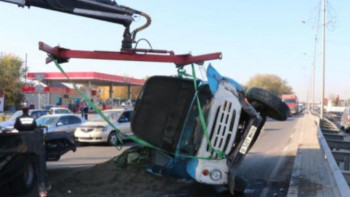 Фотография к новости: Алматыда құм тиелген жүк көлігі аударылып қалды