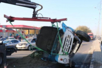 Фотография к новости: Алматыда құм тиелген жүк көлігі аударылып қалды